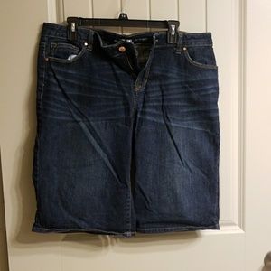 Dark wash Bermuda shorts